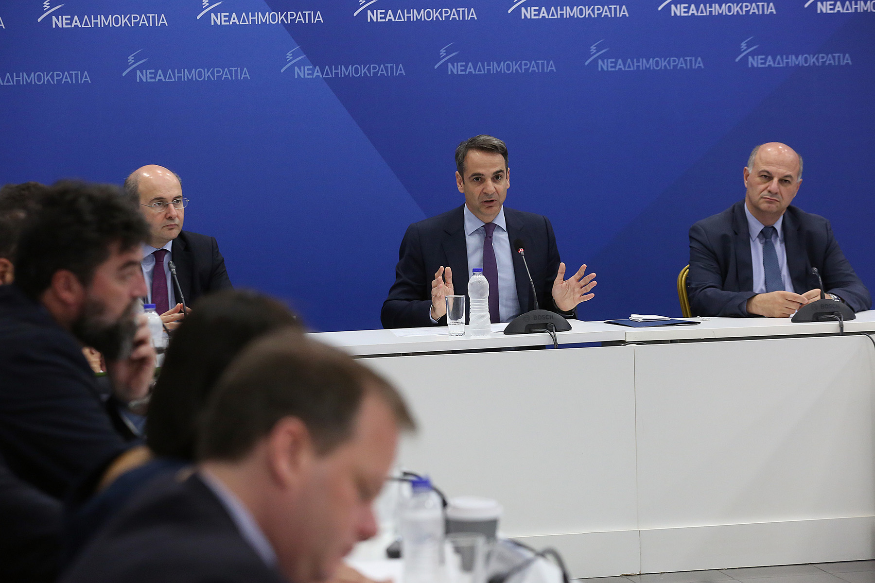 Ιταλικό «ιό» με παρενέργειες στην Ελλάδα και «θερμό» καλοκαίρι, βλέπουν στη ΝΔ