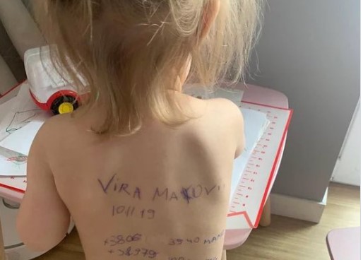 Συγκλονιστική φωτογραφία: Ουκρανή μητέρα έγραψε στην πλάτη του παιδιού της τα στοιχεία του σε περίπτωση που η ίδια σκοτωθεί
