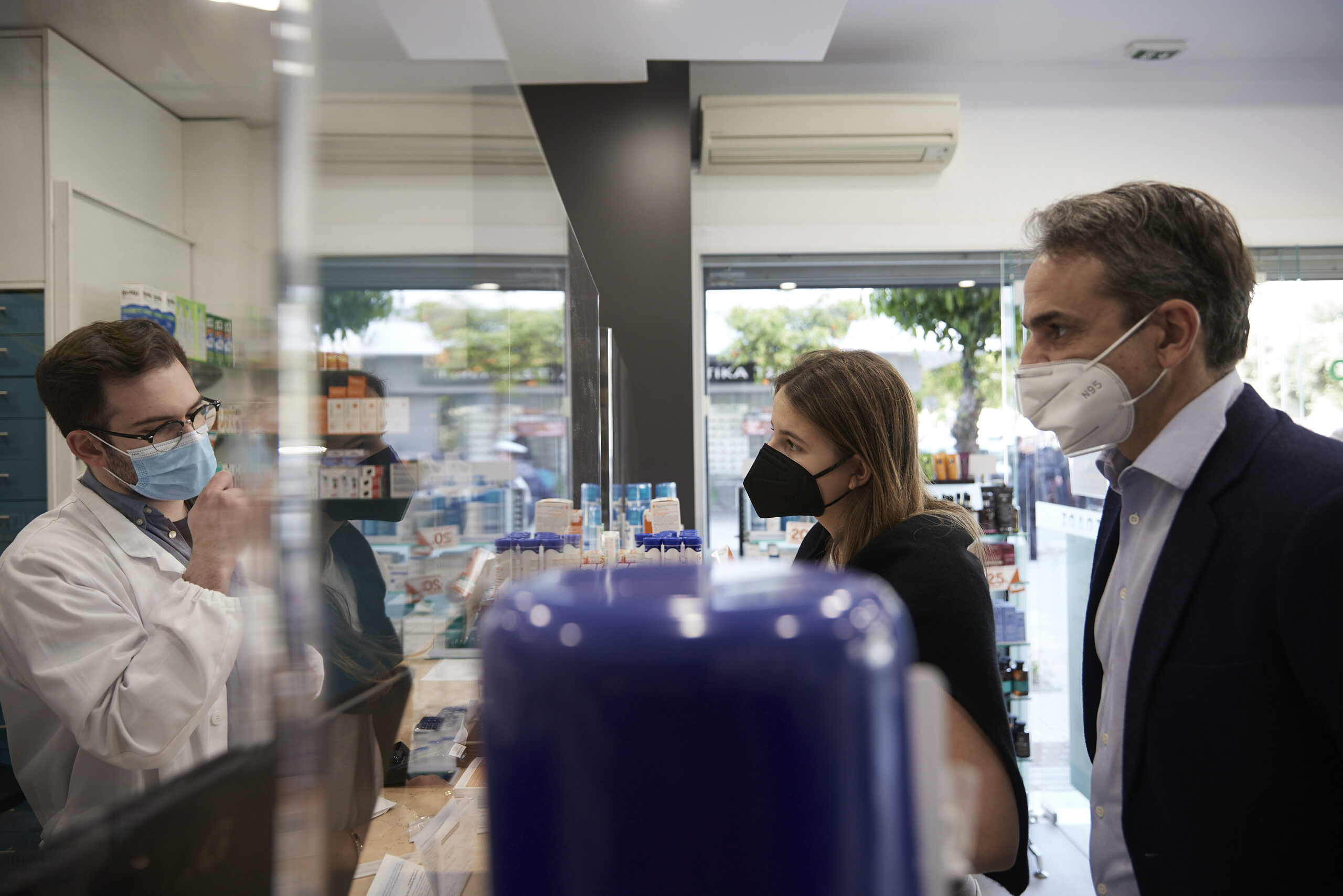 Σε φαρμακείο για το self test της κόρης του ο Κυριάκος Μητσοτάκης: «Θα πάμε έτσι για δύο εβδομάδες» (φωτογραφίες-βίντεο)