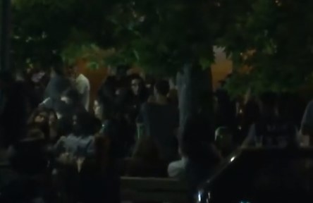 Συνεχίζεται η «μάχη» της πλατείας: Εκατοντάδες και χθες βράδυ στην πλατεία Βαρνάβα (Βίντεο)