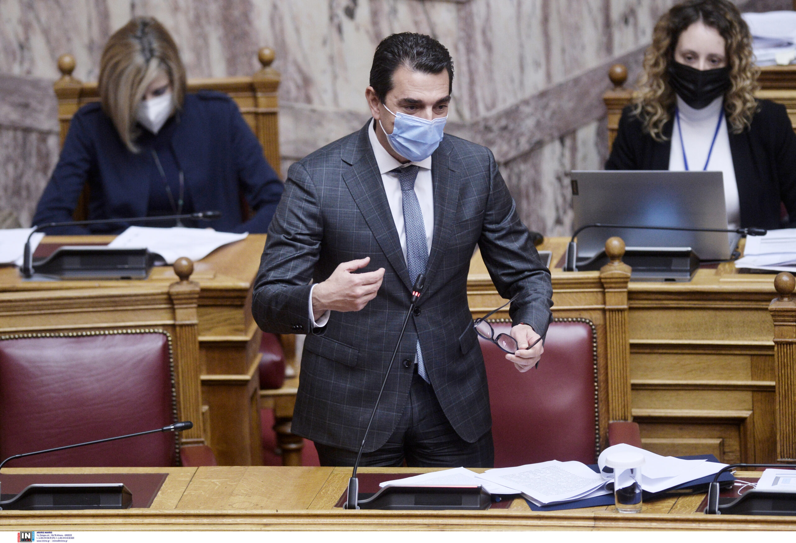 «Μονομαχία» Σκρέκα – Φάμελλου στη Βουλή: Το κόστος της ενέργειας και τα «μέτρα-ασπιρίνες»