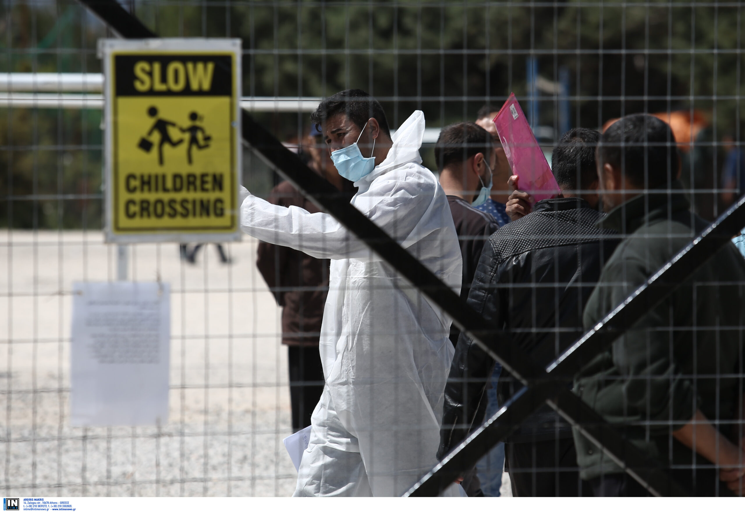 Κορωνοϊός: Συναγερμός υπό τον φόβο υπερμετάδοσης μετά τη νέα έκρηξη κρουσμάτων – «Καμπανάκι» για τις κλειστές δομές