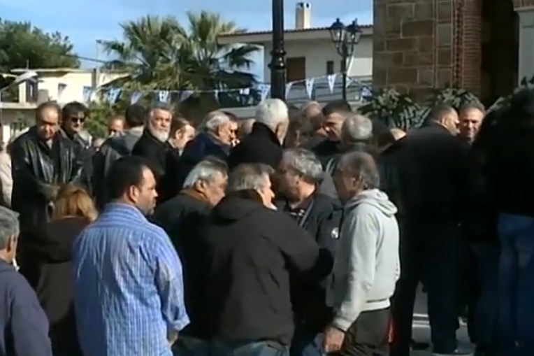 Φονικό στο Διόνυσο: Θρήνος στην κηδεία του δημοτικού υπαλλήλου που έπεσε νεκρός από τις σφαίρες του συνταξιούχου