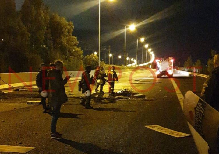 Νέα επεισόδια με Ρομά στον Ασπρόπυργο: Έκαψαν όχημα και λάστιχα, πετροπόλεμος με τα ΜΑΤ – Άνοιξε η Αττική Οδός (Βίντεο)