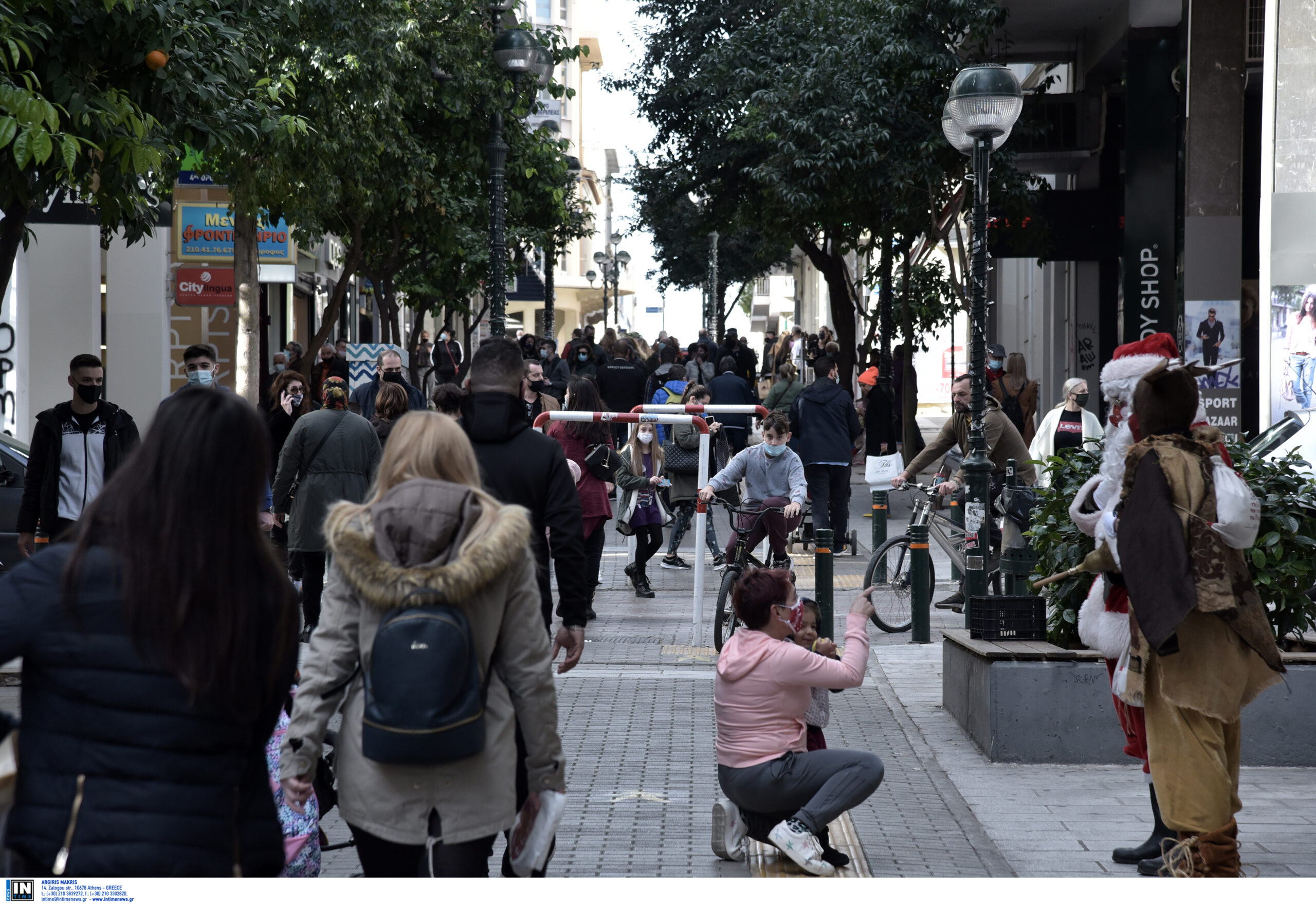 Ξεχύθηκαν στους δρόμους Αθηναίοι και Θεσσαλονικείς: Γέμισαν οι αγορές για τα τελευταία ψώνια (φωτογραφίες)