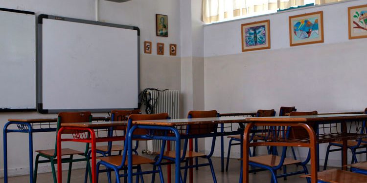 Στο νοσοκομείο λυκειάρχης στην Κρήτη – Γονέας του επιτέθηκε για τα self test