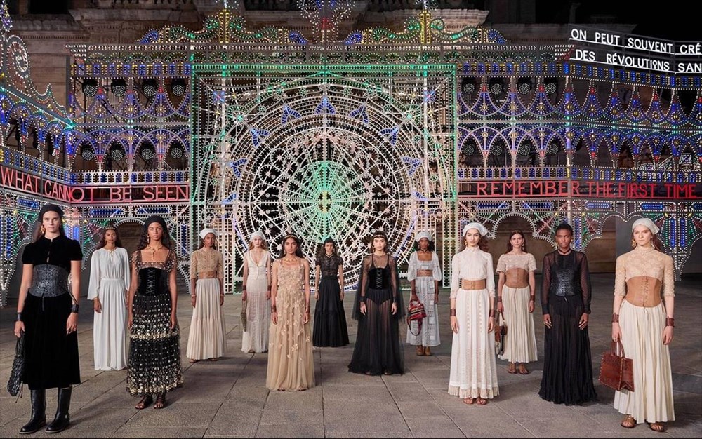 Dior: Αντίστροφη μέτρηση για την φαντασμαγορική επίδειξη μόδας στο Καλλιμάρμαρο – Πώς θα δείτε LIVE την εκδήλωση