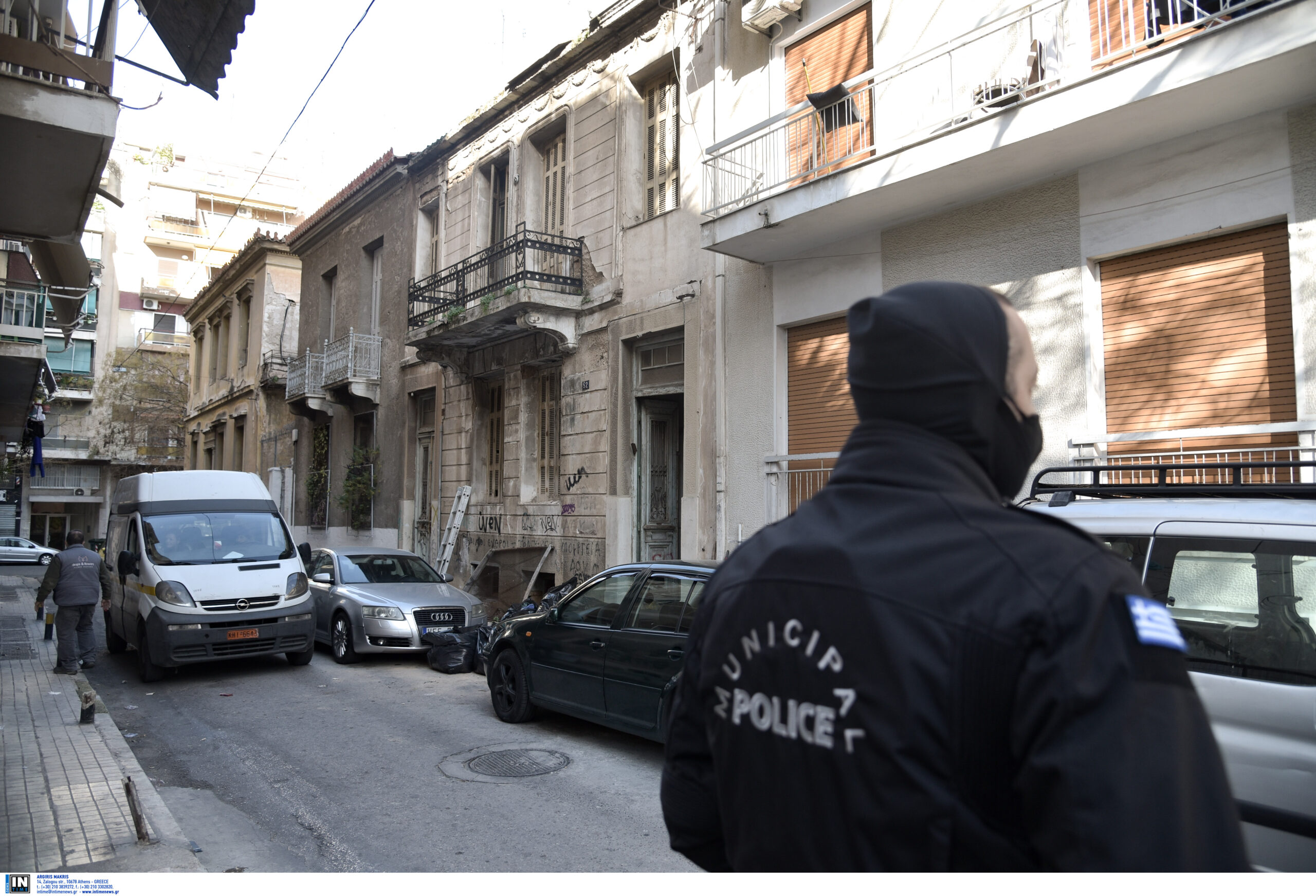 Επιχείρηση εκκένωσης κτιρίου στον Άγιο Παντελεήμονα – Τι βρήκαν οι αστυνομικοί (Βίντεο)