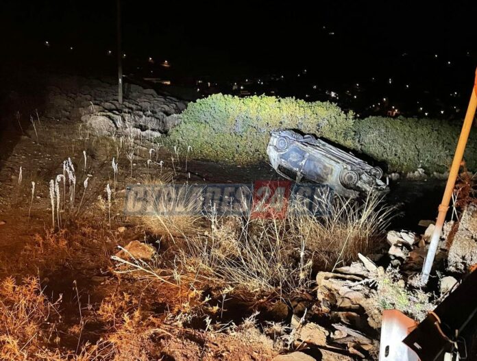 Απίστευτο περισταστικό στη Σύρο: Τουρίστας έκλεψε αμάξι, το τράκαρε και το εγκατέλειψε φλεγόμενο (φωτό)