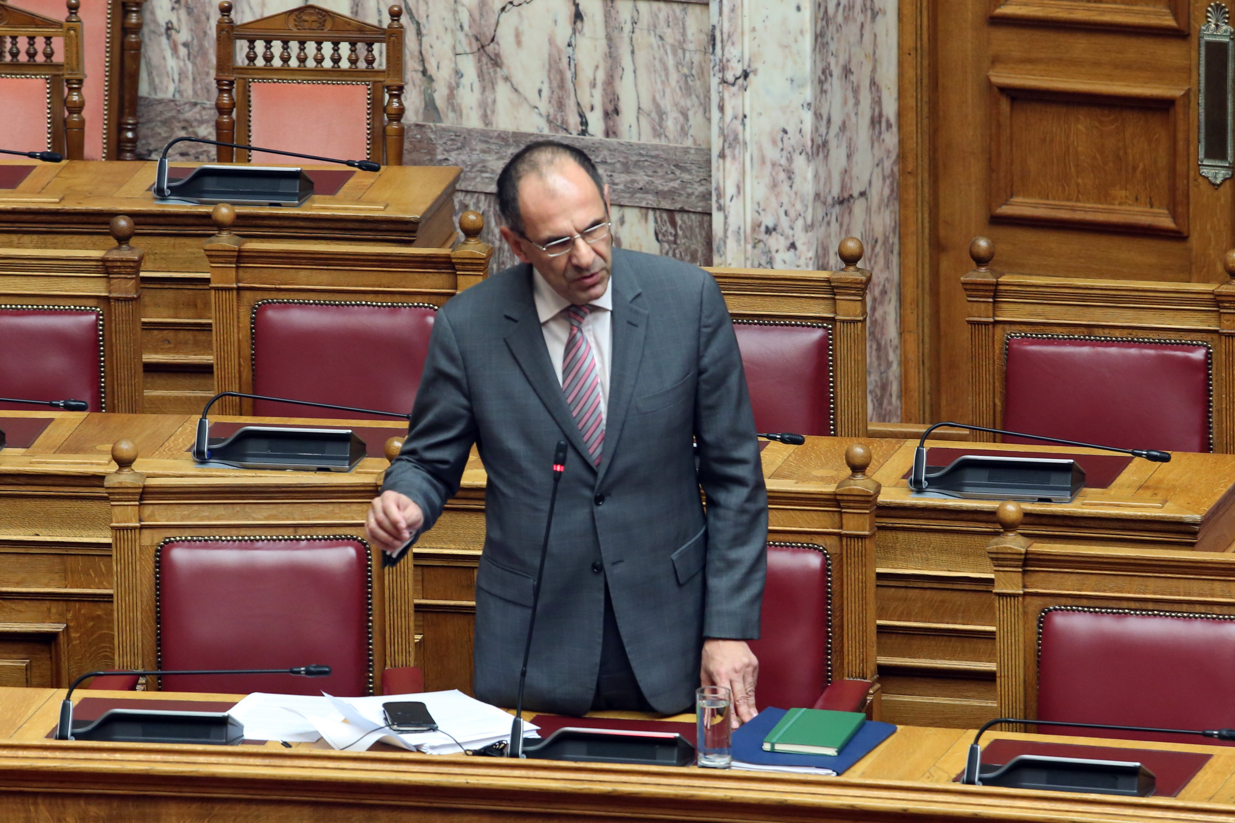 Γεραπετρίτης στο «Εκτός Γραμμής» για προσφυγικό: «Επιστροφές μεταναστών κάθε Παρασκευή – 25 άτομα φεύγουν σήμερα»