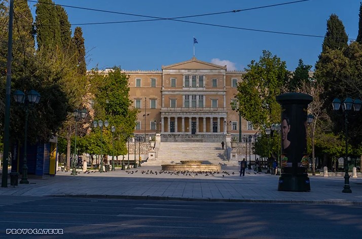 Φωτογραφίζοντας την έρημη Αθήνα συναντήσαμε σε μια γωνία την ελπίδα