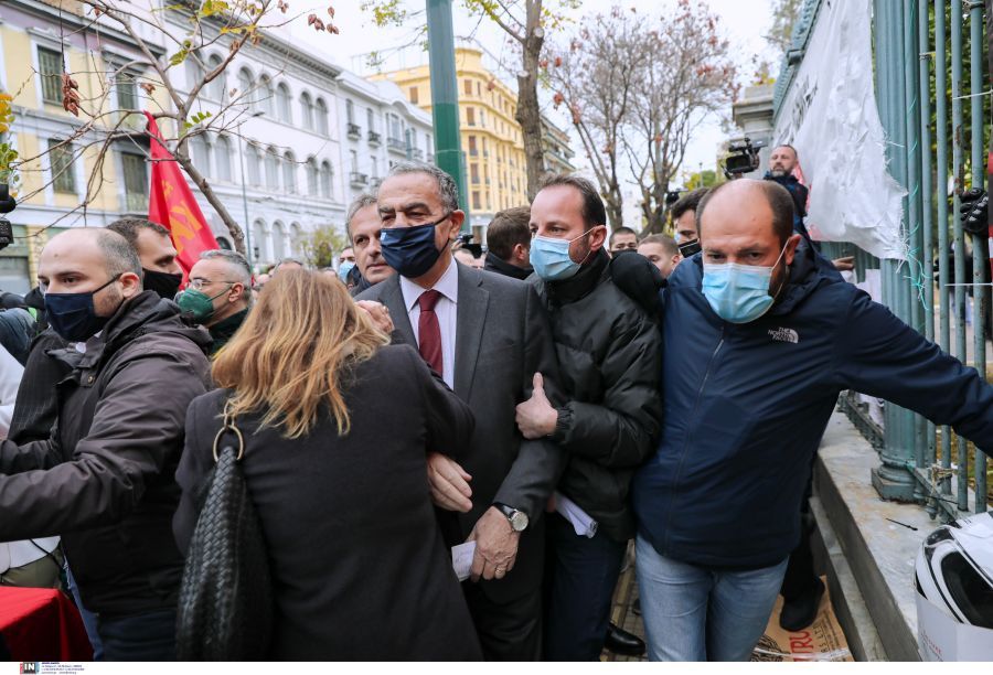 Ένταση στο Πολυτεχνείο: Εμπόδισαν Αθανασίου και Θεοχάρη να καταθέσουν στεφάνι (Βίντεο)