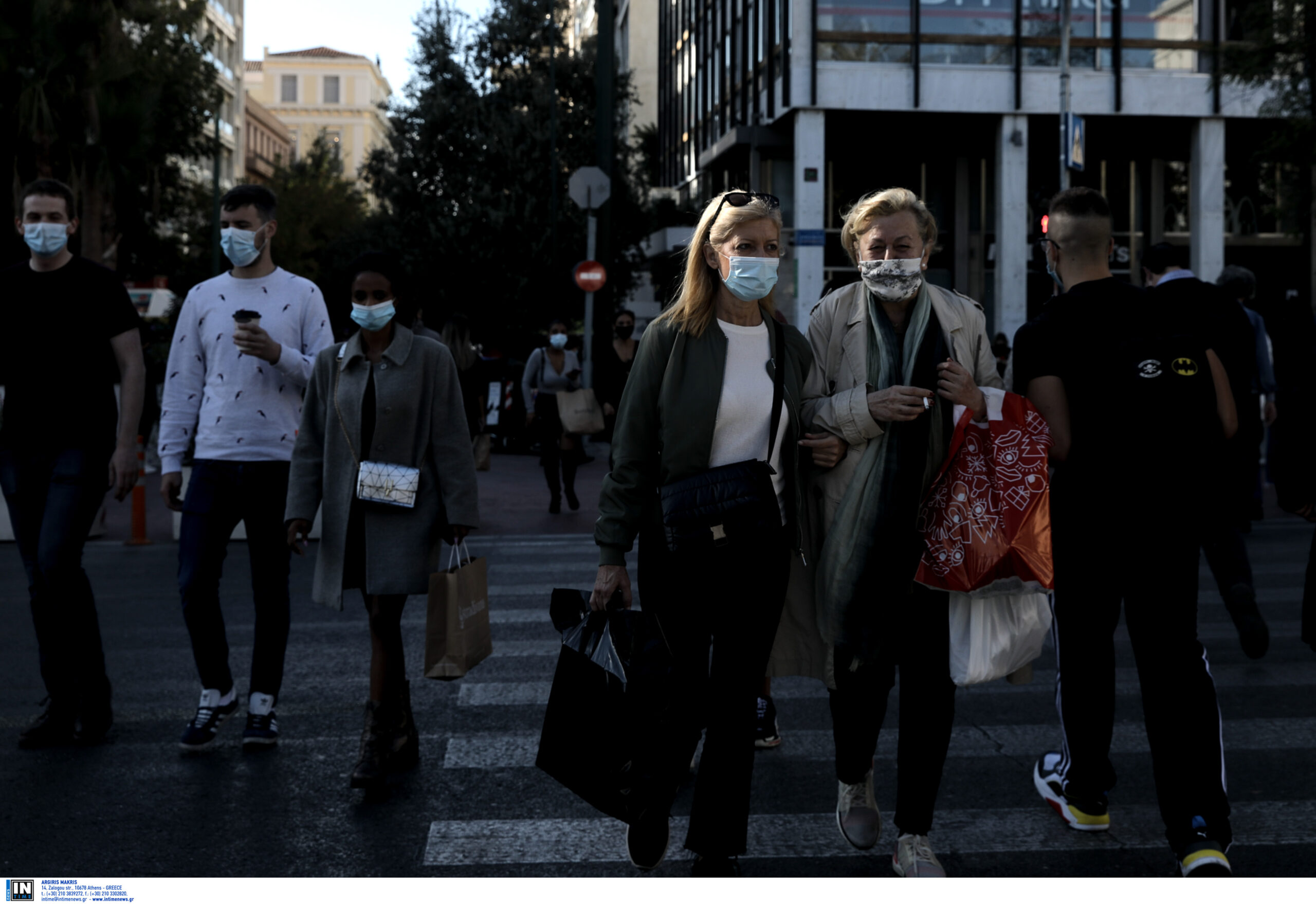 Lockdown: Ουρές στα μαγαζιά για τα ψώνια της καραντίνας (Βίντεο)