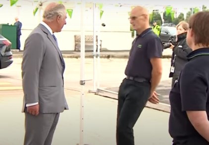 Αμήχανη στιγμή για τον πρίγκιπα Κάρολο: Εργαζόμενος σούπερ μάρκετ λιποθύμησε την ώρα που του μίλαγε (Βίντεο)