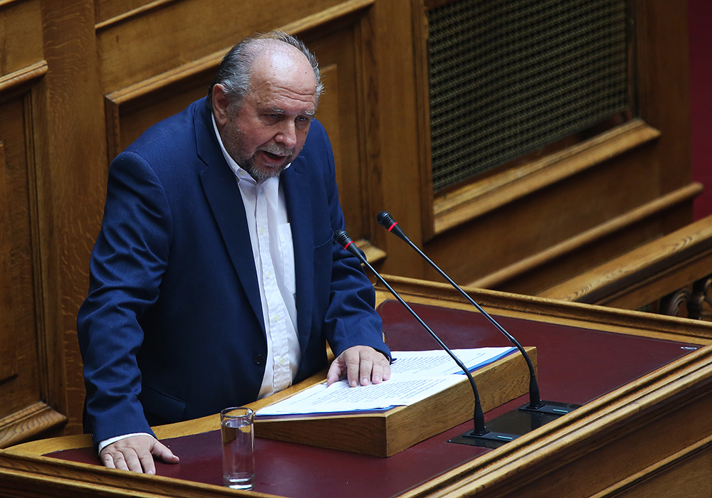 Τι απαντά ο Σκουρολιάκος για την τροπολογία για την πρόσληψη των διευθυντών των ΔΗΠΕΘΕ