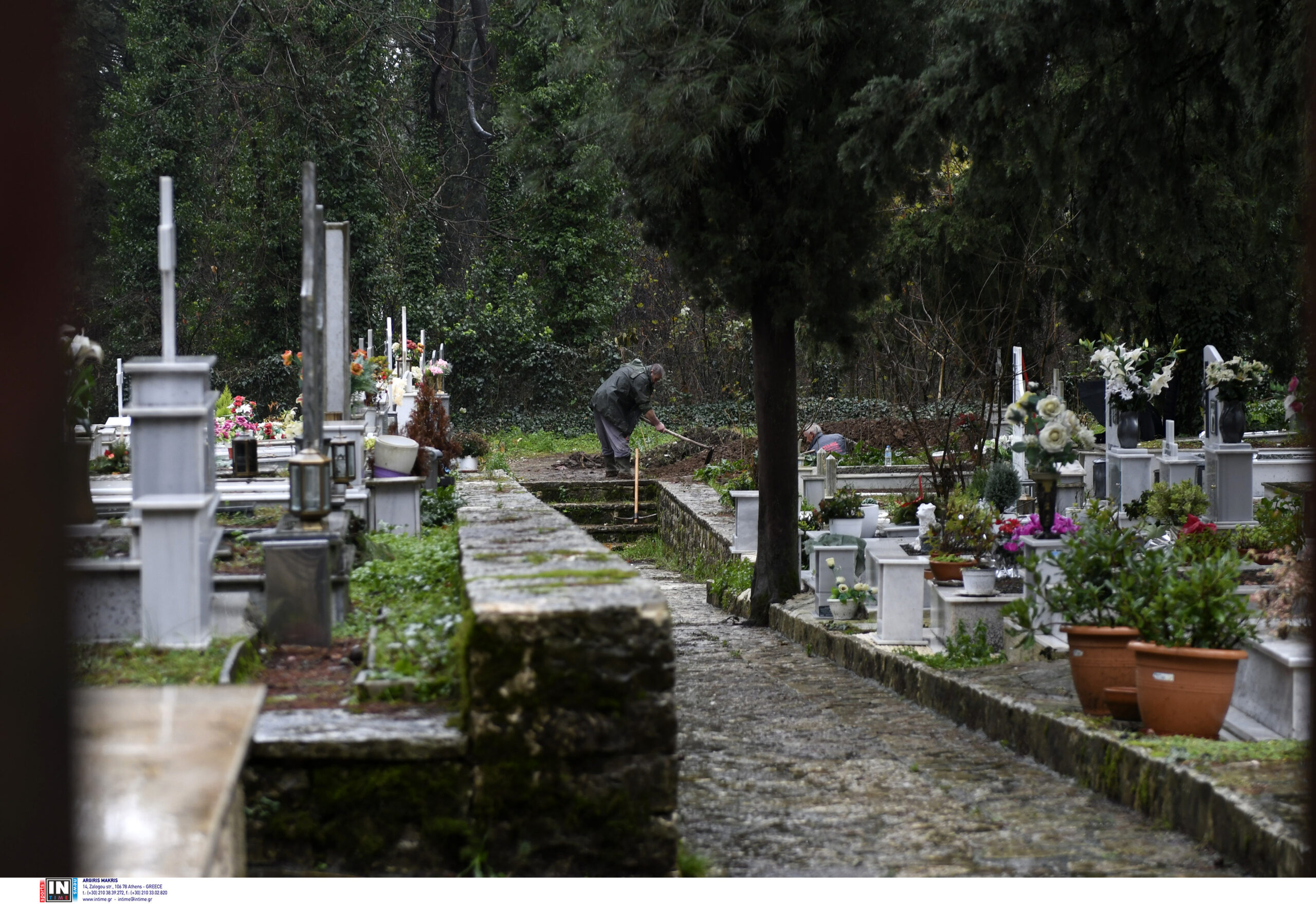 Κάρολος Παπούλιας: Ξεκίνησαν οι ετοιμασίες για την ταφή του – Εικόνες από το νησάκι της λίμνης των Ιωαννίνων