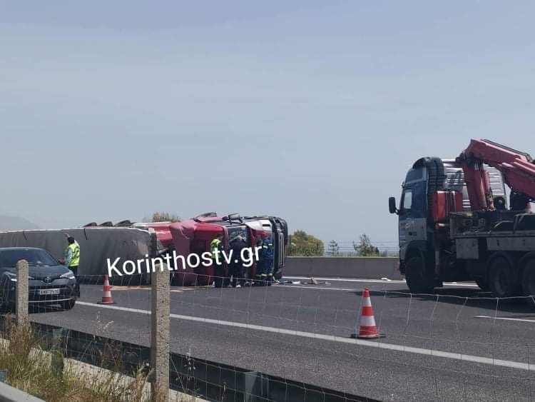 Μποτιλιάρισμα στην Αθηνών – Κορίνθου – Ανετράπη νταλίκα – Απεγκλωβίστηκε ο οδηγός (Βίντεο)