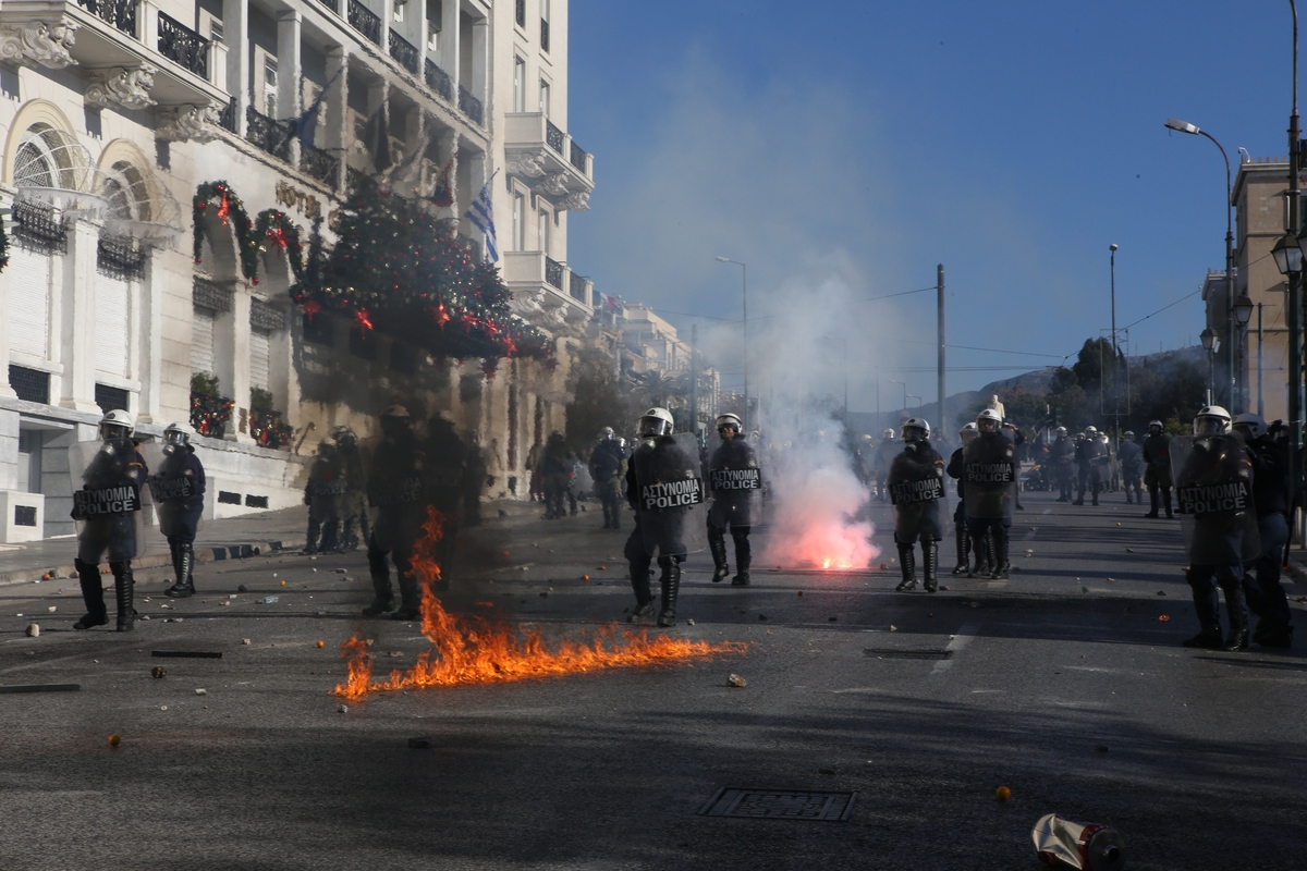 Μύρισε «μπαρούτι» στη πορεία για τον Αλ. Γρηγορόπουλο στο κέντρο της Αθήνας