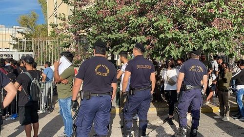 Συνωστισμός έξω από την υπηρεσία Ασύλου – Καθηγητής Γώγος: Επικίνδυνο, πρέπει να διορθωθεί