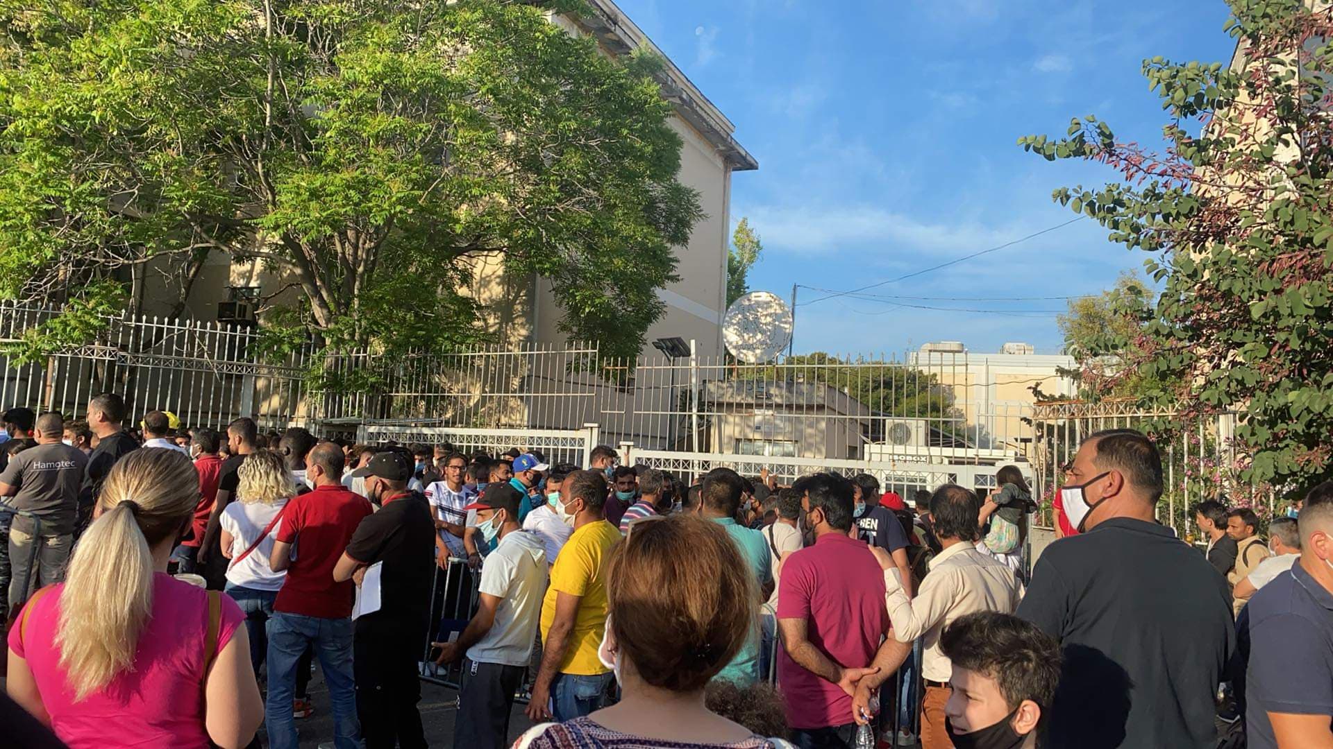Ουρές για τέταρτη μέρα έξω από την Υπηρεσία Ασύλου – «Αυτοψία» Μηταράκη