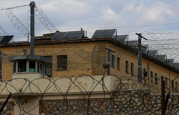 Κρατούμενοι αυτοτραυματίστηκαν με ξυραφάκια επειδή… δεν τους άλλαζαν πτέρυγα