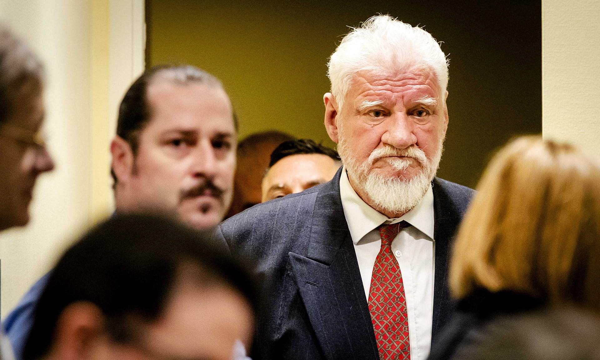 Ενώπιόν τους…