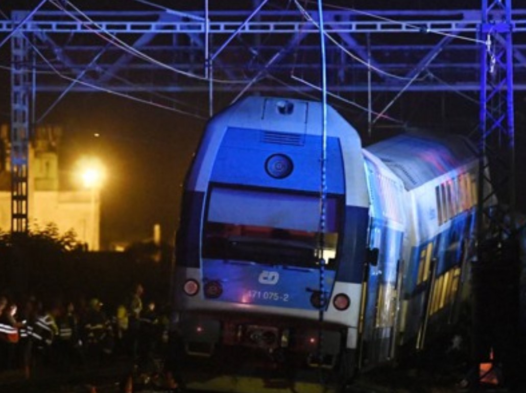 Σφοδρή σύγκρουση τρένων στην Πράγα – Δεκάδες τραυματίες