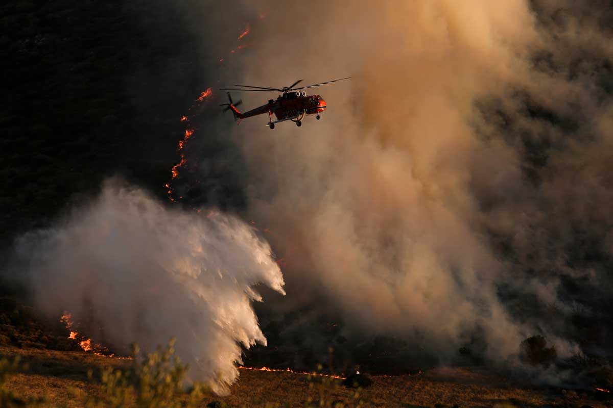 Σωτήρια η επιχείρηση των εναέριων μέσων στη Σαρωνίδα – Εφιαλτική νύχτα – Οι φλόγες έφθασαν στην παραλιακή