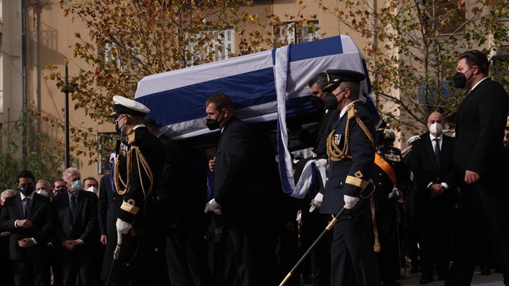 Με τιμές αρχηγού κράτους η ταφή του Κάρολου Παπούλια στα Ιωάννινα