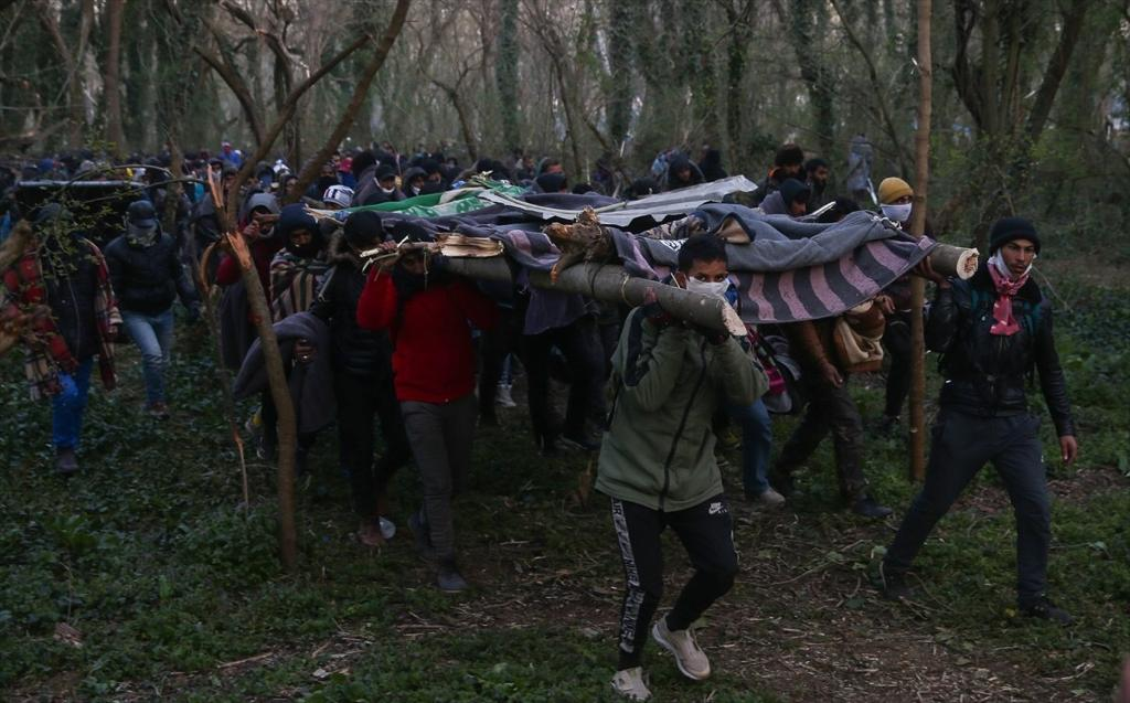 Νέα επεισόδια στις Καστανιές με χημικά και καπνογόνα – Με αυτοσχέδιες κατασκευές προσπάθησαν να περάσουν τον φράχτη (Βίντεο)
