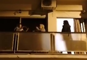 Γιαγιάδες σε «απομόνωση» στην Κυψέλη! Βγήκαν στο μπαλκόνι και τραγούδησαν «ο χάρος βγήκε παγανιά» (Βίντεο)