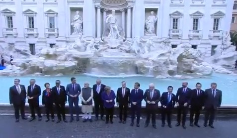 Οι ηγέτες του G20 στη Φοντάνα ντι Τρέβι – Έριξαν νόμισμα στο σιντριβάνι – Δεν συμμετείχε ο Μπάιντεν (Βίντεο)