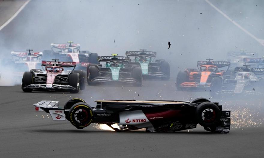 Σοκαριστικό ατύχημα στη Formula 1 – Αναποδογύρισε το μονοθέσιο του Ζου! (Βίντεο)