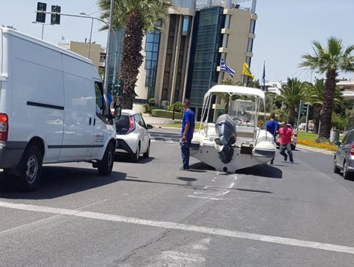 Απίστευτο σκηνικό: Φουσκωτό έκανε βόλτες στην παραλιακή (Φωτογραφίες, βίντεο)