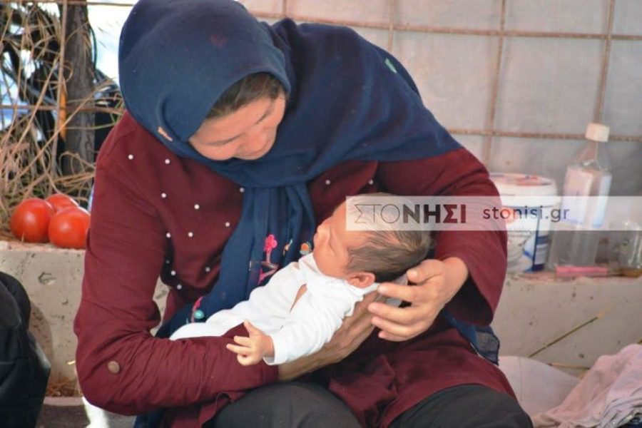 Κορωνοϊός: Θετικό βρέφος 20 ημερών από τη Μόρια – Μεταφέρεται στην Αθήνα