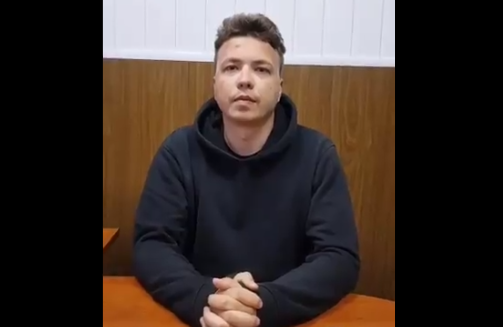 Λευκορωσία – Πατέρας ακτιβιστή: Προϊόν εξαναγκασμού το βίντεο – Με «σπαμένη μύτη» και «πούδρα» στο πρόσωπο