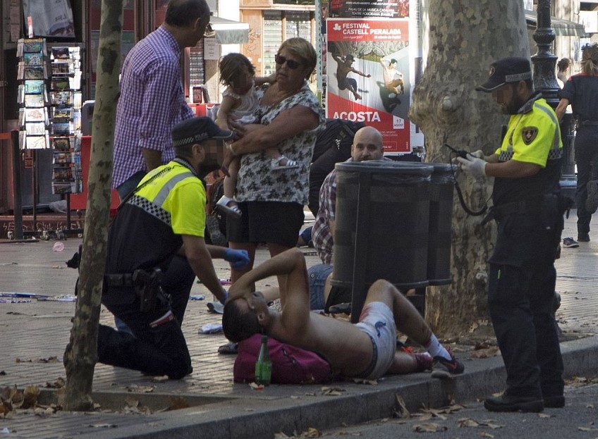 Συγκλονιστικές φωτογραφίες  από το μακελειό στη Βαρκελώνη