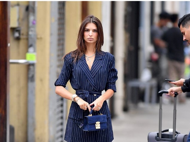 Emily Ratajkowski: Το σέξι μοντέλο κάνει στριπτίζ και μένει μόνο με το… άρωμά της!