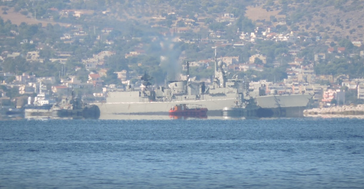 Αποκολλήθηκε η φρεγάτα «Κανάρης» και πλέει προς Σαλαμίνα