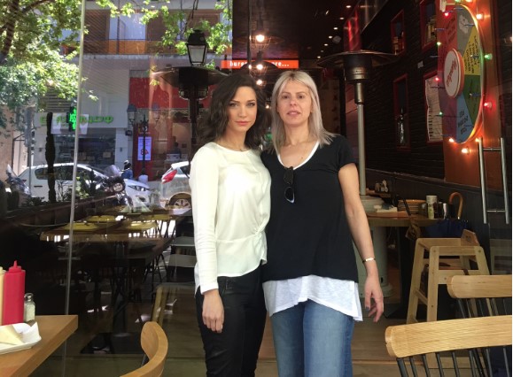 Η Κατερίνα Γερονικολού στο Munchy’s Burger Restaurant στην Κηφισιά