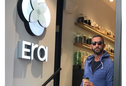 Ο Χάρης Ντάβλας στο κατάστημα «Era» στο Κολωνάκι
