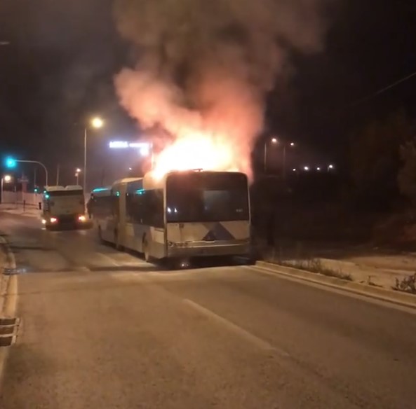 Φωτιά σε εν κινήσει λεωφορείο στη Βάρης- Κορωπίου!