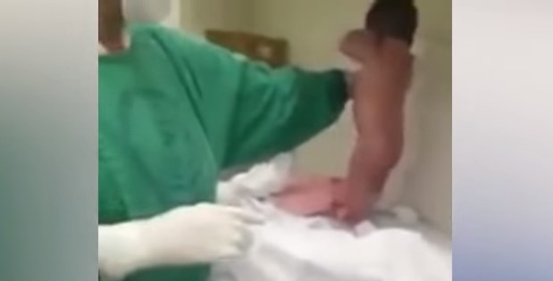 Απίστευτο βίντεο: Νεογέννητο περπατάει λίγο μετά τη γέννησή του!