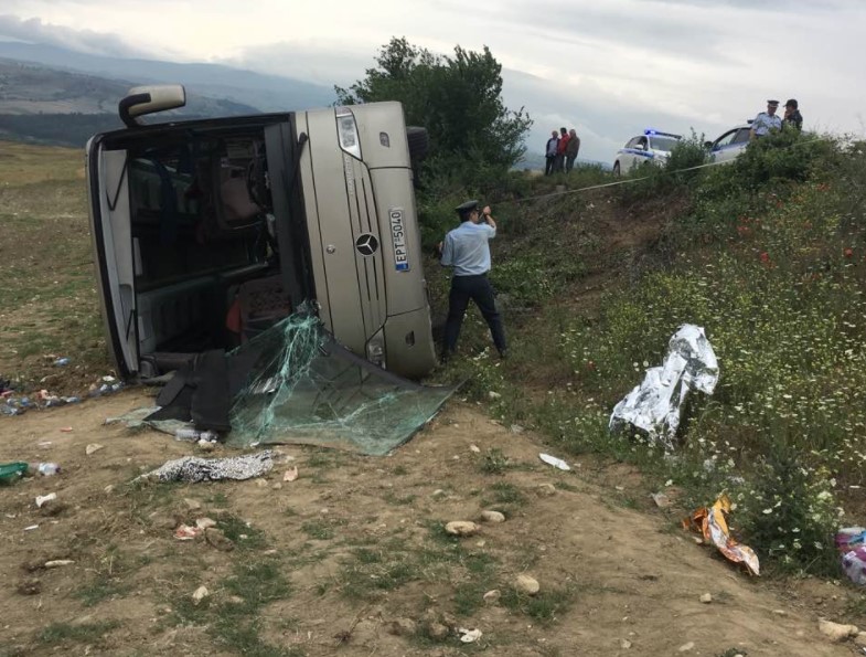 Ανατροπή σχολικού λεωφορείου στις Σέρρες –  Τραυματίστηκαν εννέα μαθητές και πέντε ενήλικες
