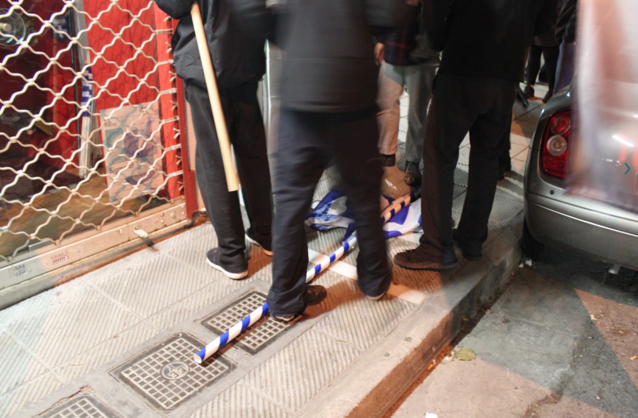 Αναρχικοί βεβήλωσαν μνημεία και σημαία στο Κουκάκι