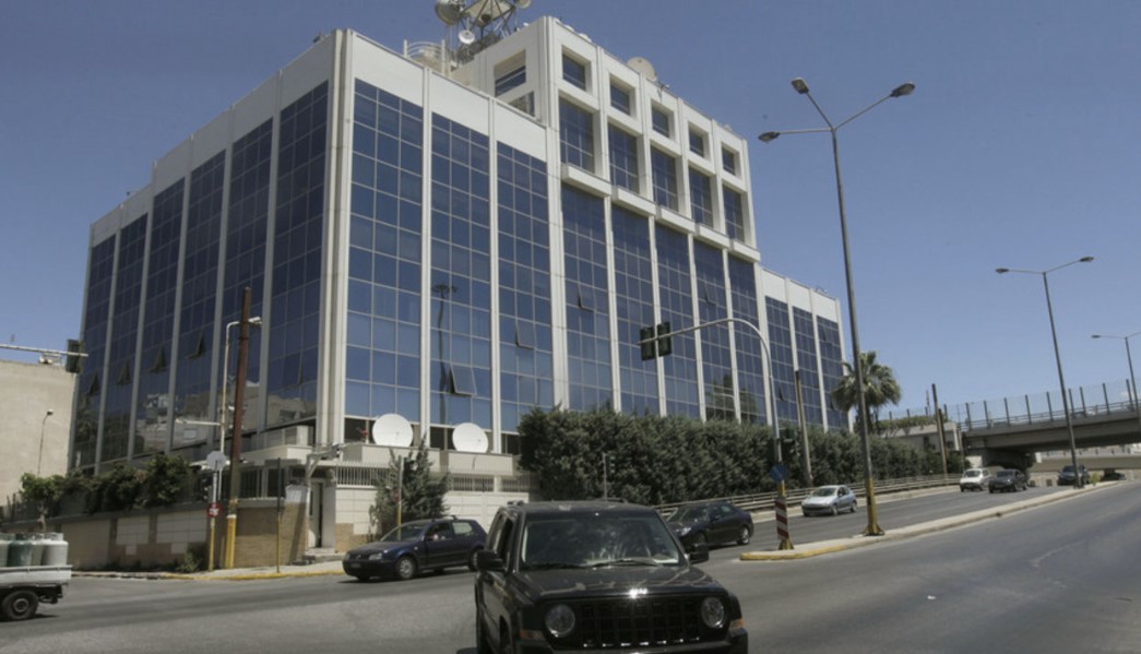 ΣΚΑΪ: Άγνωστοι πέταξαν τρικάκια έξω από τον τηλεοπτικό σταθμό – Συνελήφθη ένα άτομο