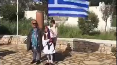 O οκτάχρονος σημαιοφόρος που έκανε μόνος του παρέλαση στους Αρκιούς (Βίντεο)