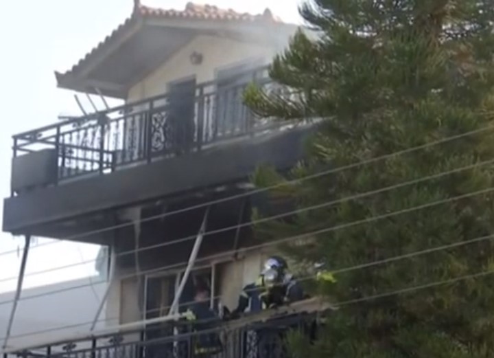 Φωτιά σε διαμέρισμα στη Βούλα: Ανασύρθηκε νεκρή γυναίκα – Απεγκλωβίστηκαν ακόμα τέσσερις (Βίντεο)
