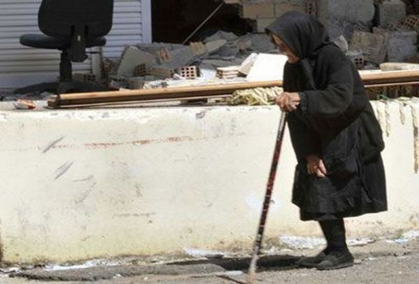 Η «Θηλυκή Συμμορία» τα βρήκε σκούρα από γιαγιά 88 ετών – «Τους φώναξα ότι θα τις χτυπήσω  με τη μαγκούρα»