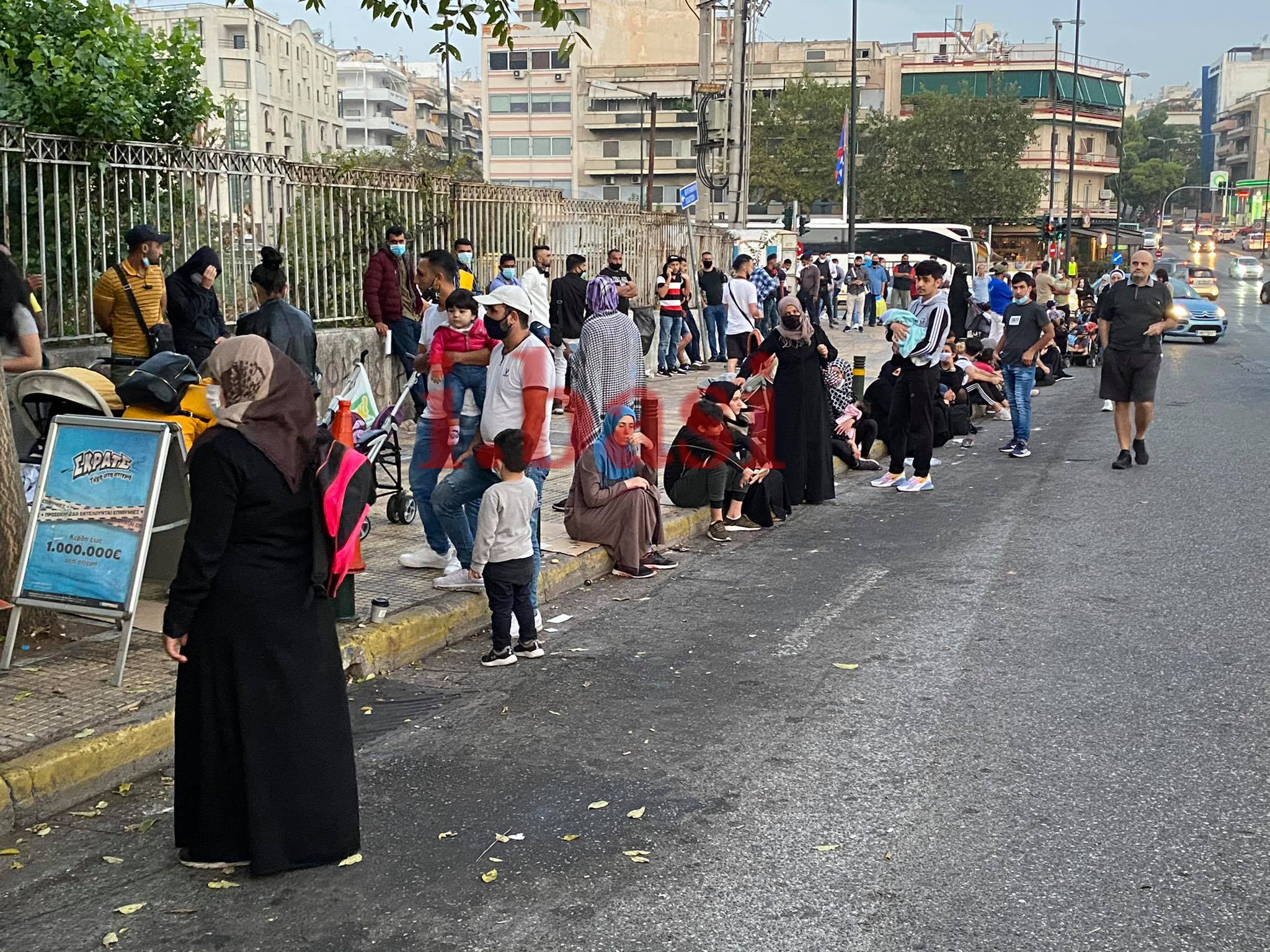 Νέες ατελείωτες ουρές έξω από την Υπηρεσία Ασύλου – Παραμένει κλειστή λόγω κρούσματος κορωνοϊού (Βίντεο)